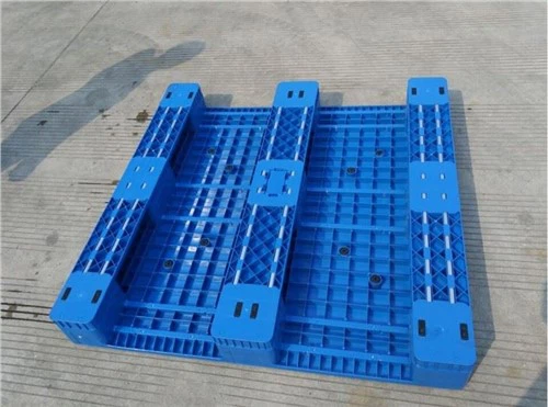 الأرفف البلاستيكية المنصات